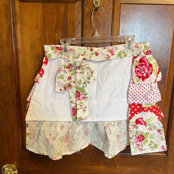 NWT Simply Whimsical Handcrafted, half Apron. Style = Valentine Truffle. - Picture 7 of 12